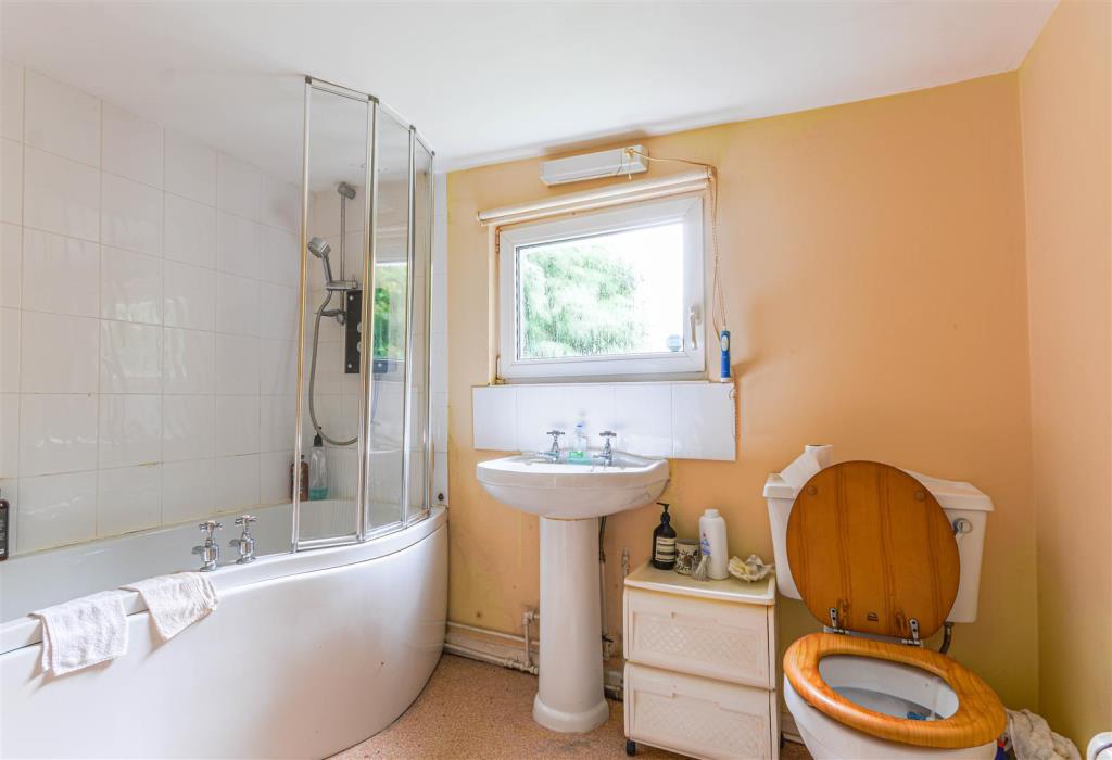 Lot: 122 - DETACHED COLT BUNGALOW WITH POTENTIAL - Bathroom with W/C